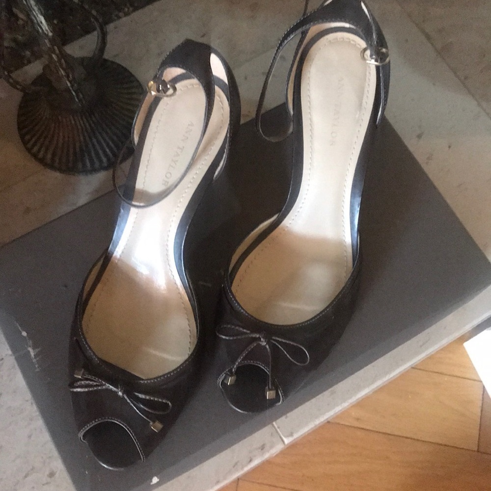 Classic style Ann‎ Taylor. Very good condition.